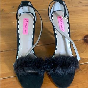 Strappy furry sandals